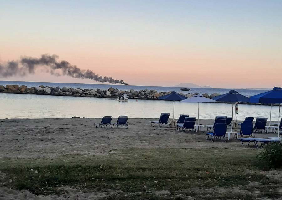 Κεφαλονιά: Φωτιά σε σκάφος ανοιχτά του Κατελειού [εικόνες]