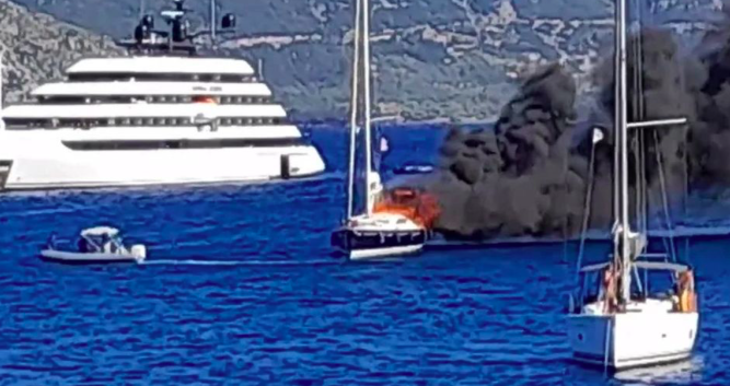 Μεγάλη φωτιά σε ιστιοφόρο σκάφος στο Φισκάρδο  Αναμένεται πυροσβεστικό πλοιάριο από την Πάτρα [βίντεο]