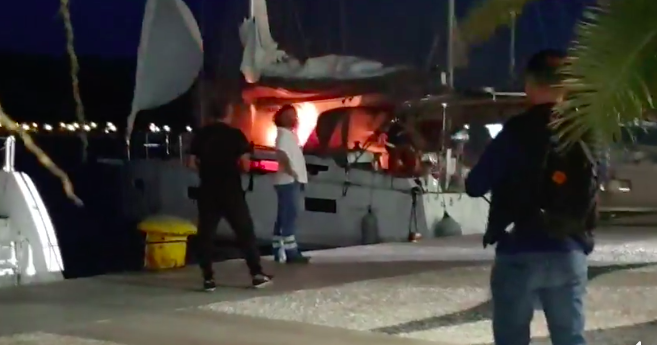 Μεγάλη φωτιά σε τουριστικό σκάφος στο λιμάνι Αργοστολίου [βίντεο]
