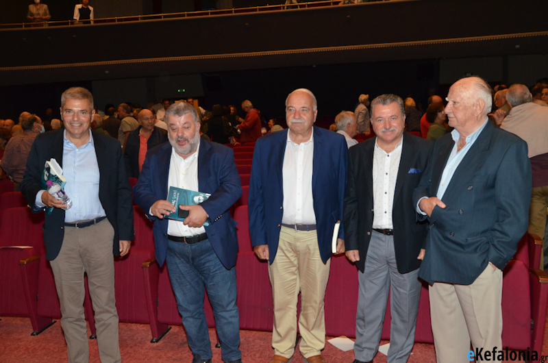 Ο Αλέκος Καλαφάτης παρουσίασε το νέο του βιβλίο σε ένα κατάμεστο θέατρο εικόνες LIVE απο Voutospress,gr