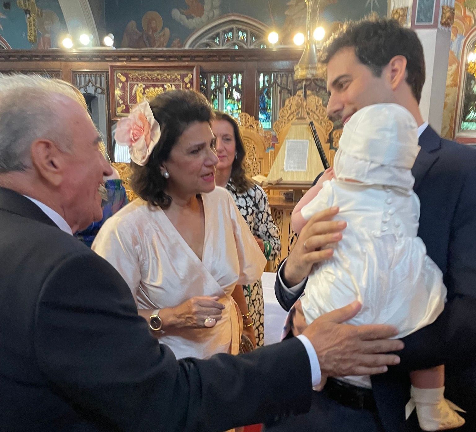 Οικογένεια Κράτσα: Βάπτιση στο Λονδίνο με επτανησιακό χρώμα [εικόνες]