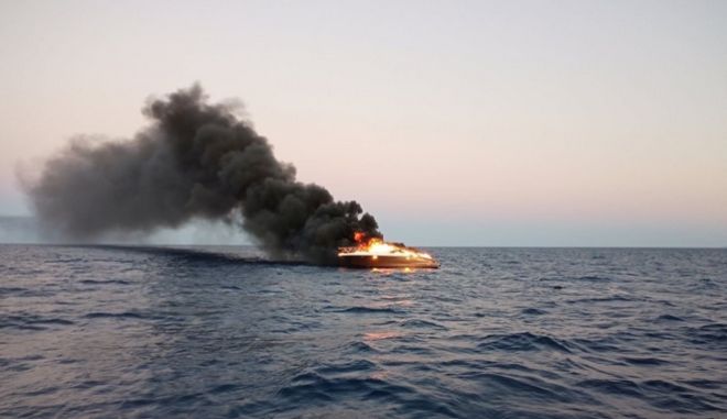 Πήρε φωτιά θαλαμηγός και βυθίστηκε
