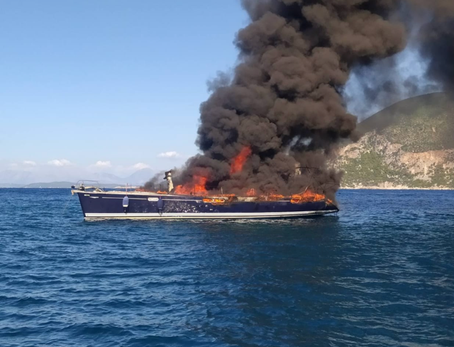 Πυρκαγιά σε ιστιοφόρο σκάφος στη μπούκα του λιμανιού στο Φισκάρδο