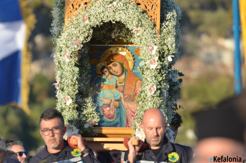 Στο Αργοστόλι έφτασε η εικόνα της Παναγίας της Δραπανιώτισσας –Για μία βδομάδα θα παραμείνει στον Άγιο Σπυρίδωνα [εικόνες]