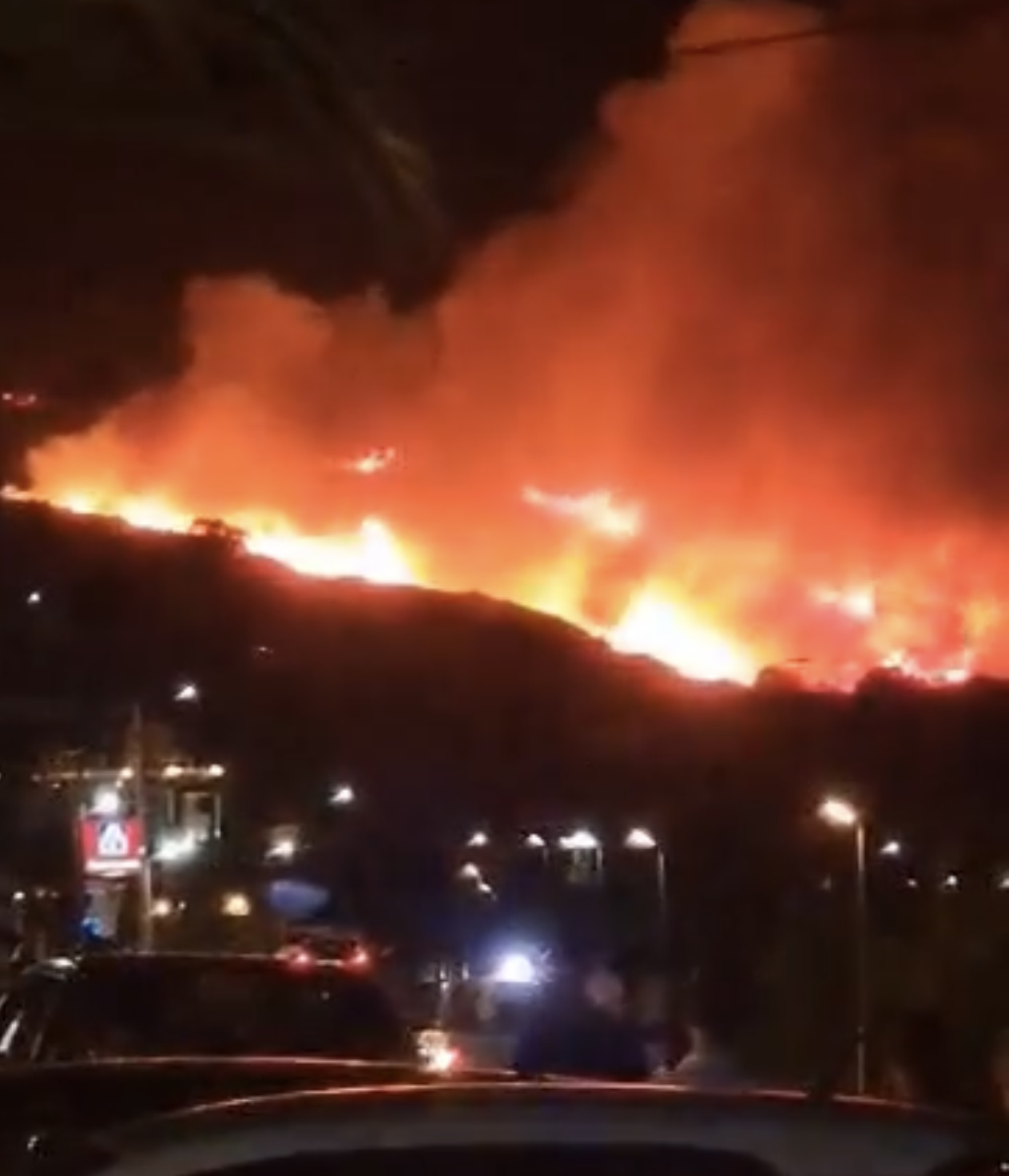 Τρομακτική φωτιά πολύ κοντά στην Σκάλα  Κοντά στα πρώτα σπίτια του χωριού  Τεράστια κινητοποίηση της Πυροσβεστικής [βίντεο]