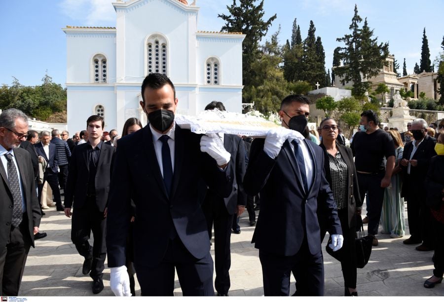 Φώφη Γεννηματά: «Βαρύ» το κλίμα στο μνημόσυνο για τον έναν χρόνο από τον θάνατό της – Συγκινημένος ο σύζυγός της