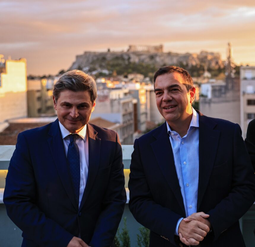 Κοσμοσυρροή στη παρουσίαση του βιβλίου του Νικόλαου Φαραντούρη στην Αθήνα [εικόνες +βίντεο]