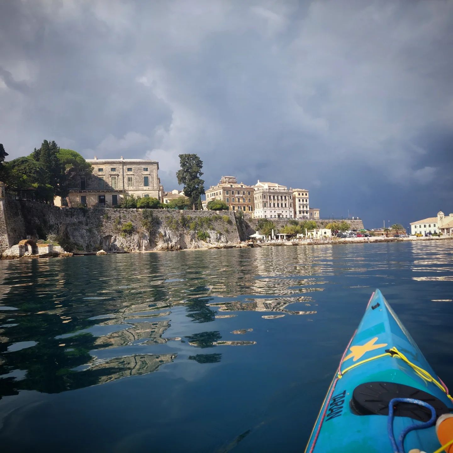 Μετά από 2 ημέρες παραμονής στην Κέρκυρα επιστρέφει με το κανό του ο Γιώργος Ποταμιάνος [εικόνες]