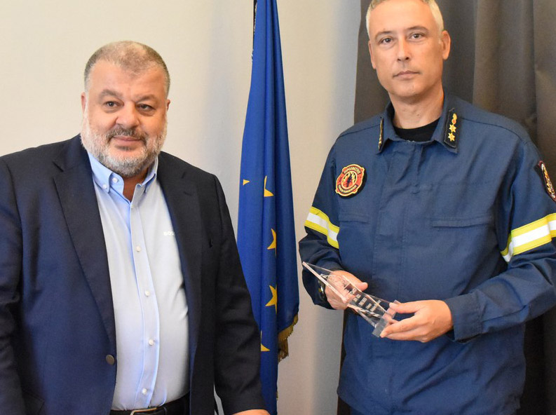 Ο Θεόφιλος βράβευσε τον πύραρχο Αντώνιο Θεοχάρη