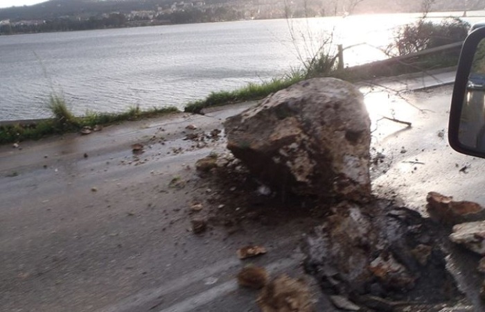Προσοχή! Πτώση βράχου στο δρόμο Ληξούρι προς Αγία Ευφημία μετά τον Αγκώνα