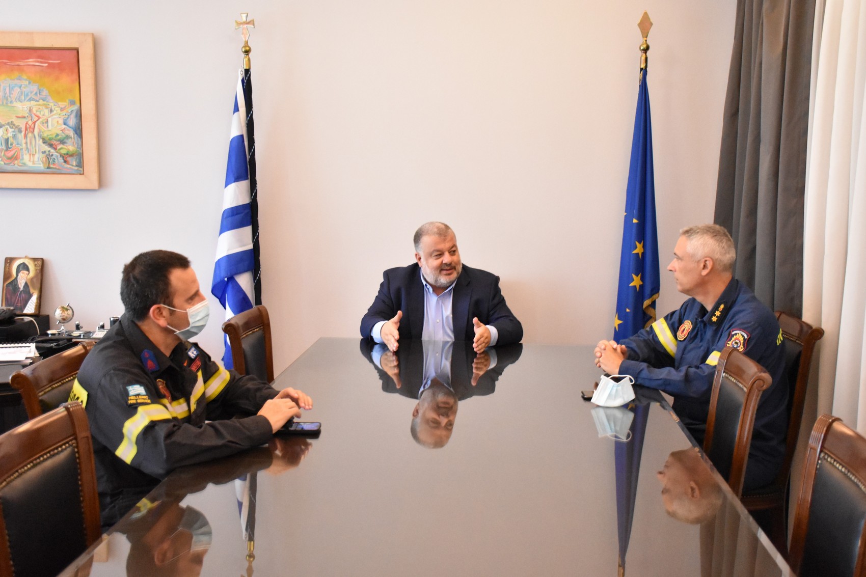 Βράβευση Διοικητή Πυροσβεστικής Αργοστολίου Απο Δήμαρχο Αργοστολίου