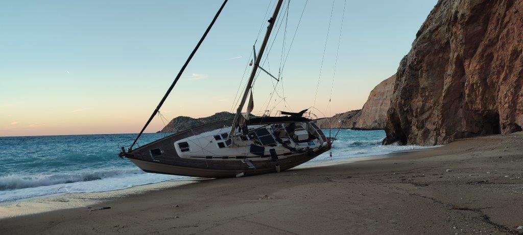 Η κακοκαιρία παρέσυρε ιστιοφόρο σε απόκρημνη βραχώδη ακτή κοντά στον Μύρτο [εικόνα]