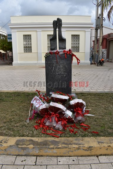 Λίγα λουλούδια στο μνημείο για το Πολυτεχνείο…