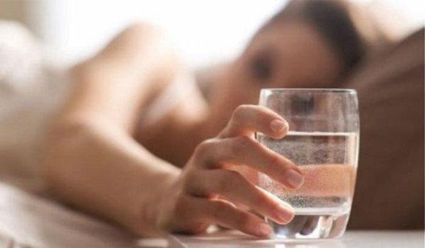 Νερό με άδειο στομάχι: Δείτε γιατί πρέπει να πίνετε νερό μόλις ξυπνήσετε το πρωί