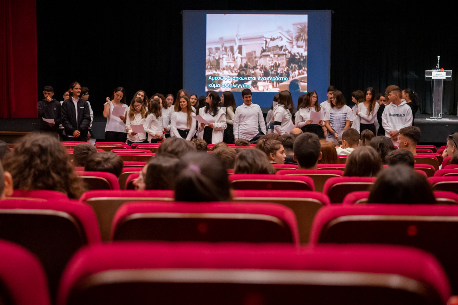 Συγκινητική εκδήλωση για την επέτειο του Πολυτεχνείου από τους μαθητές του 2ου Γυμνασίου Αργοστολίου (εικόνες)