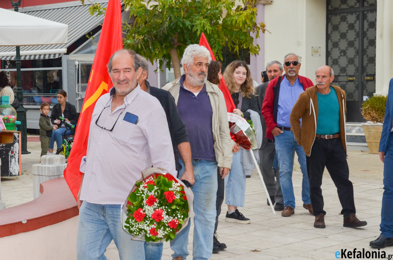 Το Αργοστόλι τιμά την επέτειο του Πολυτεχνείου -Αντιπροσωπίες καταθέτουν λουλούδια στο μνημείο της Πλ. Καμπάνας [εικόνες]