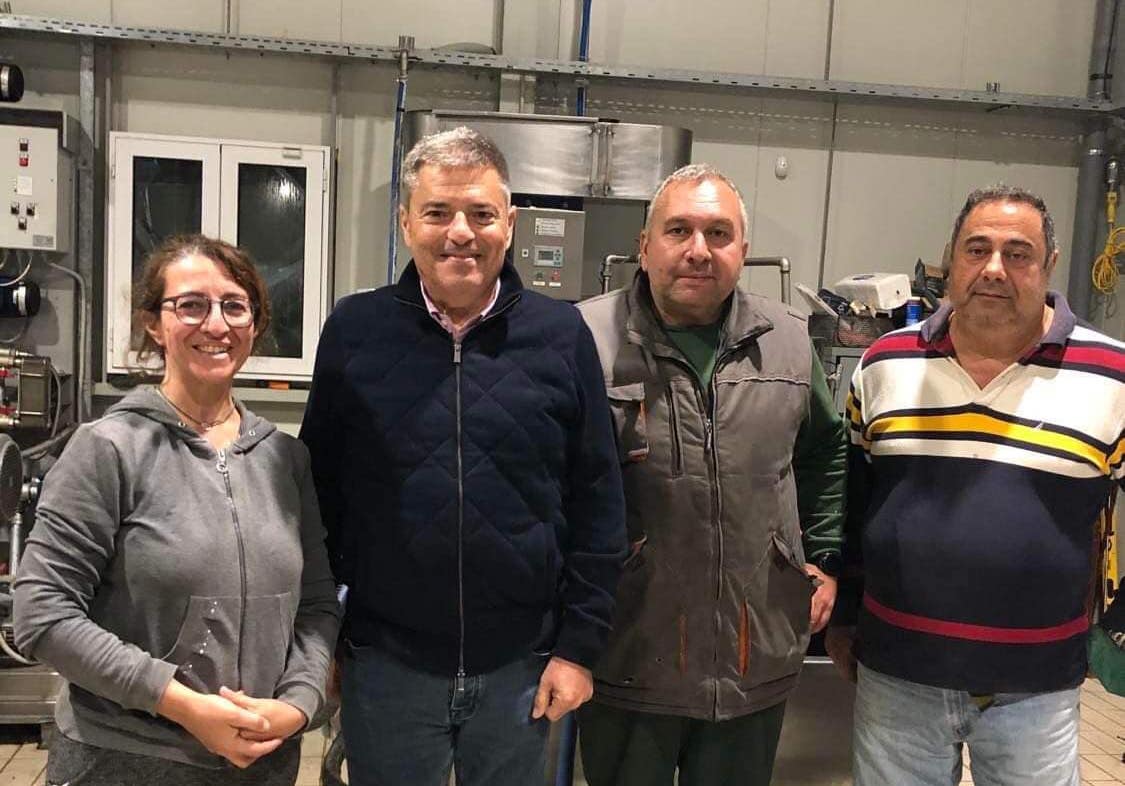 To ελαιοτριβείο της Μαρίνας και του Διονύση στις Κεραμείες επισκέφθηκε ο Καππάτος και συνομίλησε με ελαιοπαραγωγούς [εικόνες]
