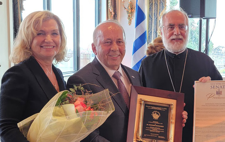 Το «Προπύργιο του Ελληνισμού» και η Γερουσία βράβευσαν τον Τομ Κουρκουμέλη