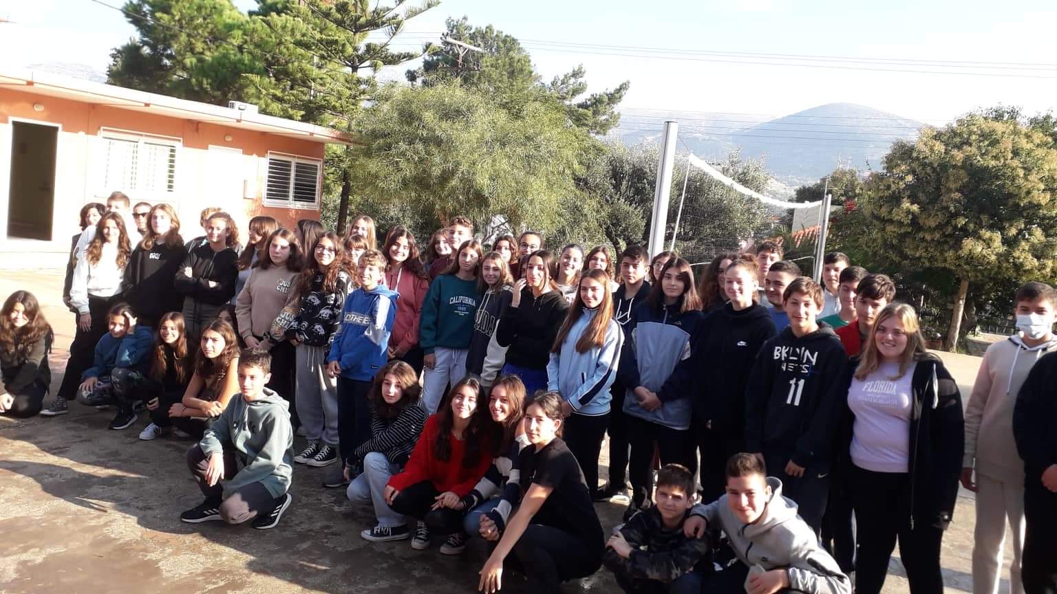 Βιβλία από το 3ο Γυμνάσιο Αργοστολίου στην ακριτική Γαύδο [εικόνες]