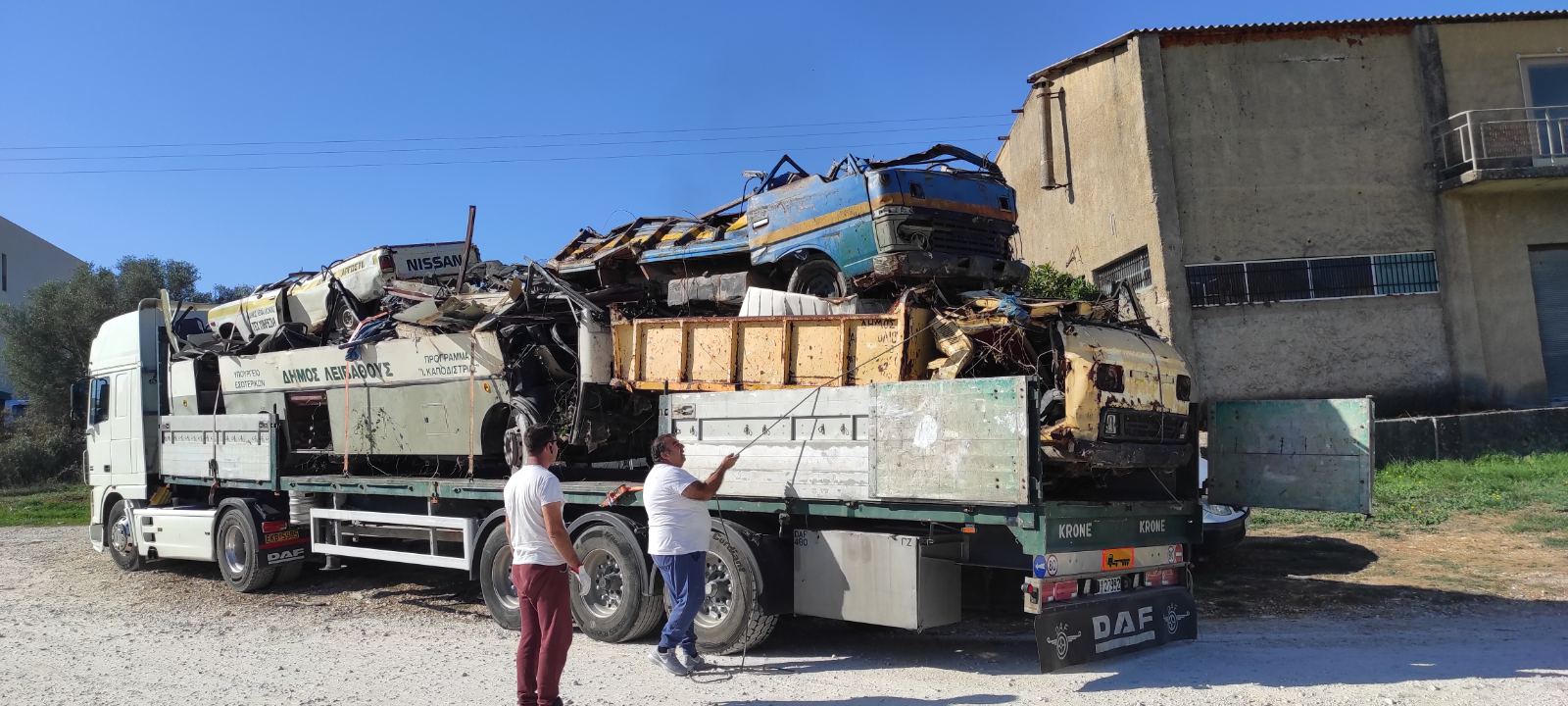 Ξεκίνησε η απομάκρυνση παλαιών αυτοκινήτων από το Αργοστόλι [εικόνες]