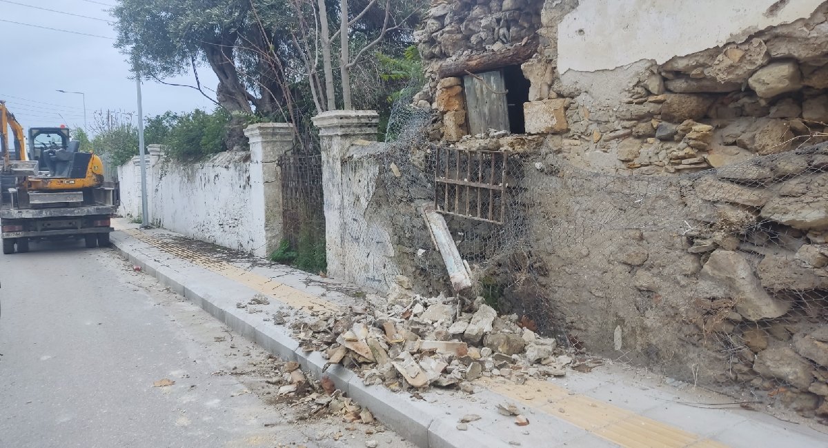 Ζάκυνθος – Σεισμός | Κατέρρευσε κομμάτι του τοίχου στο Μετόχι του Αγίου Διονυσιου