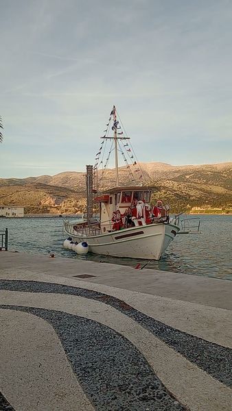 Άφησε το έλκηθρο και ήρθε με καΐκι ο Αϊ Βασίλης στο Αργοστόλι -Όμορφες εικόνες