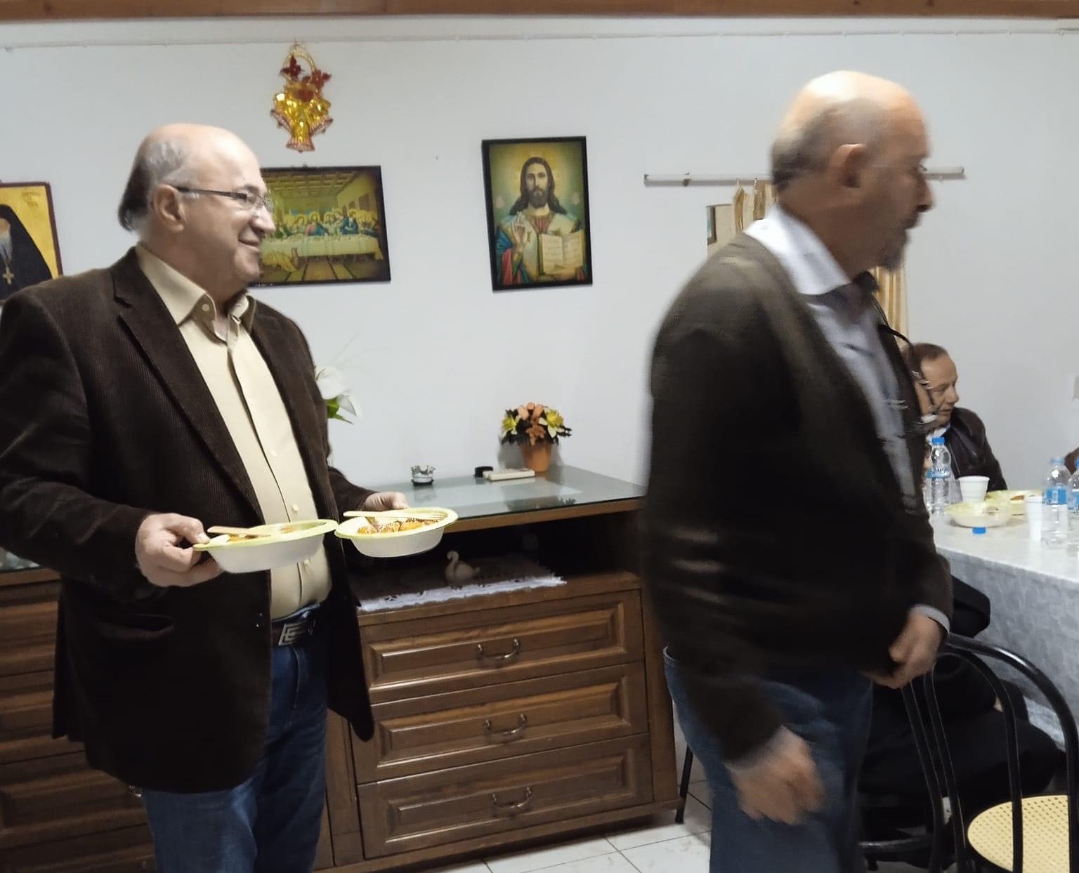 Αποχαιρετήσαν τον παλιό χρόνο με ευχές, στα Τρωιαννάτα απολαμβάνοντας λουκουμάδες [εικόνες]