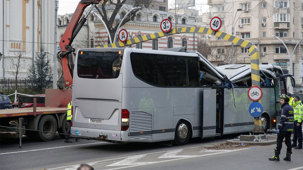 Δυστύχημα στο Βουκουρέστι: Πώς έγινε το τροχαίο με τον έναν νεκρό και τους 23 τραυματίες – Σε κώμα μια γυναίκα