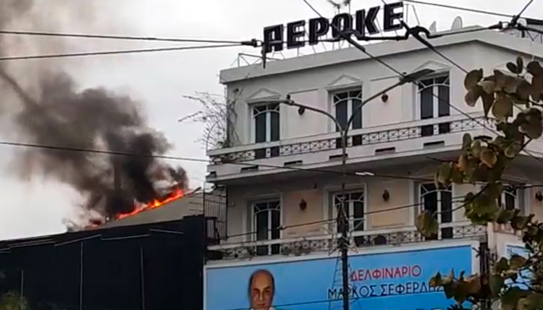 Φωτιά στο θέατρο Περοκέ του Αλέξανδρου Παρίση στην Αθήνα [εικόνα]
