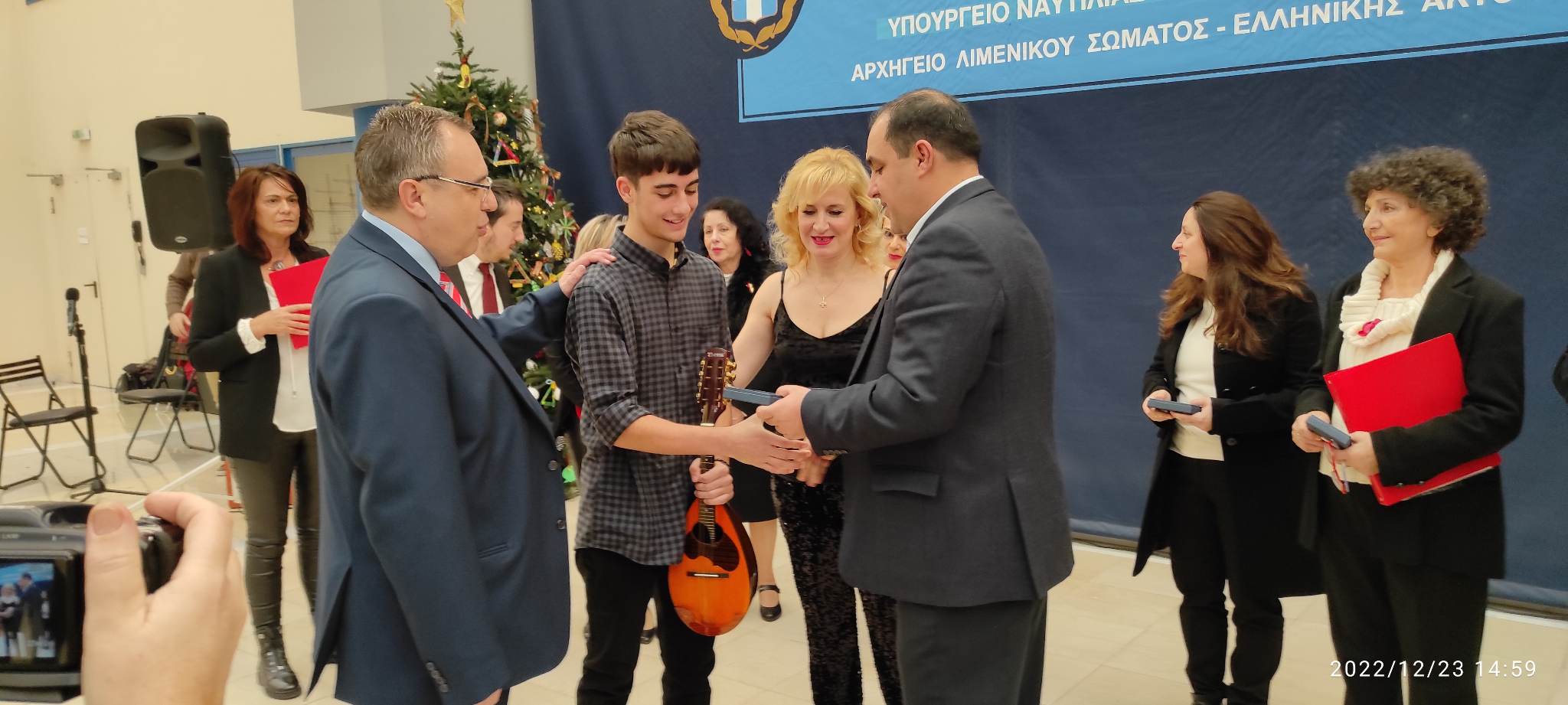 Η Αδελφότητα Πειραιά έψαλε τα Κάλαντα στο Υπουργείο Ναυτιλίας [εικόνες]