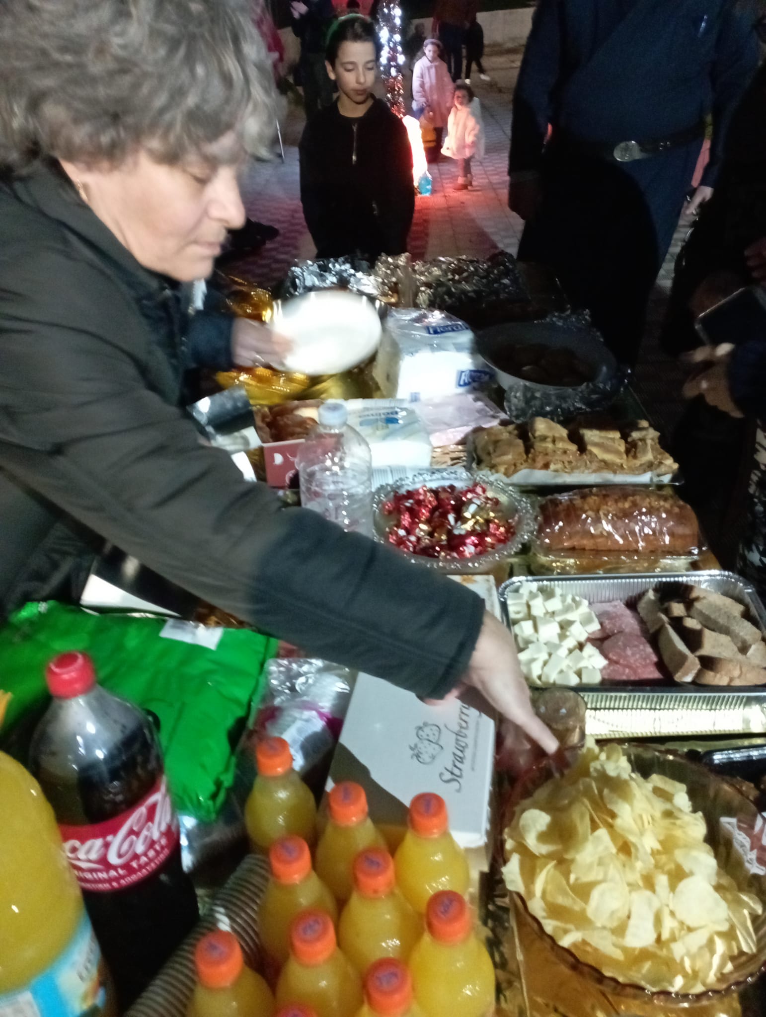 Κεφαλονιά: Άναψε το Χριστουγεννιάτικο δέντρο στα Πετρικάτα με κόσμο, λιχουδιές και πολύ αγάπη [εικόνες]