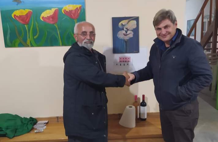 Κουβεντούλα και κρασάκι με τον Φαραντούρη στα Καμιναράτα [εικόνες]