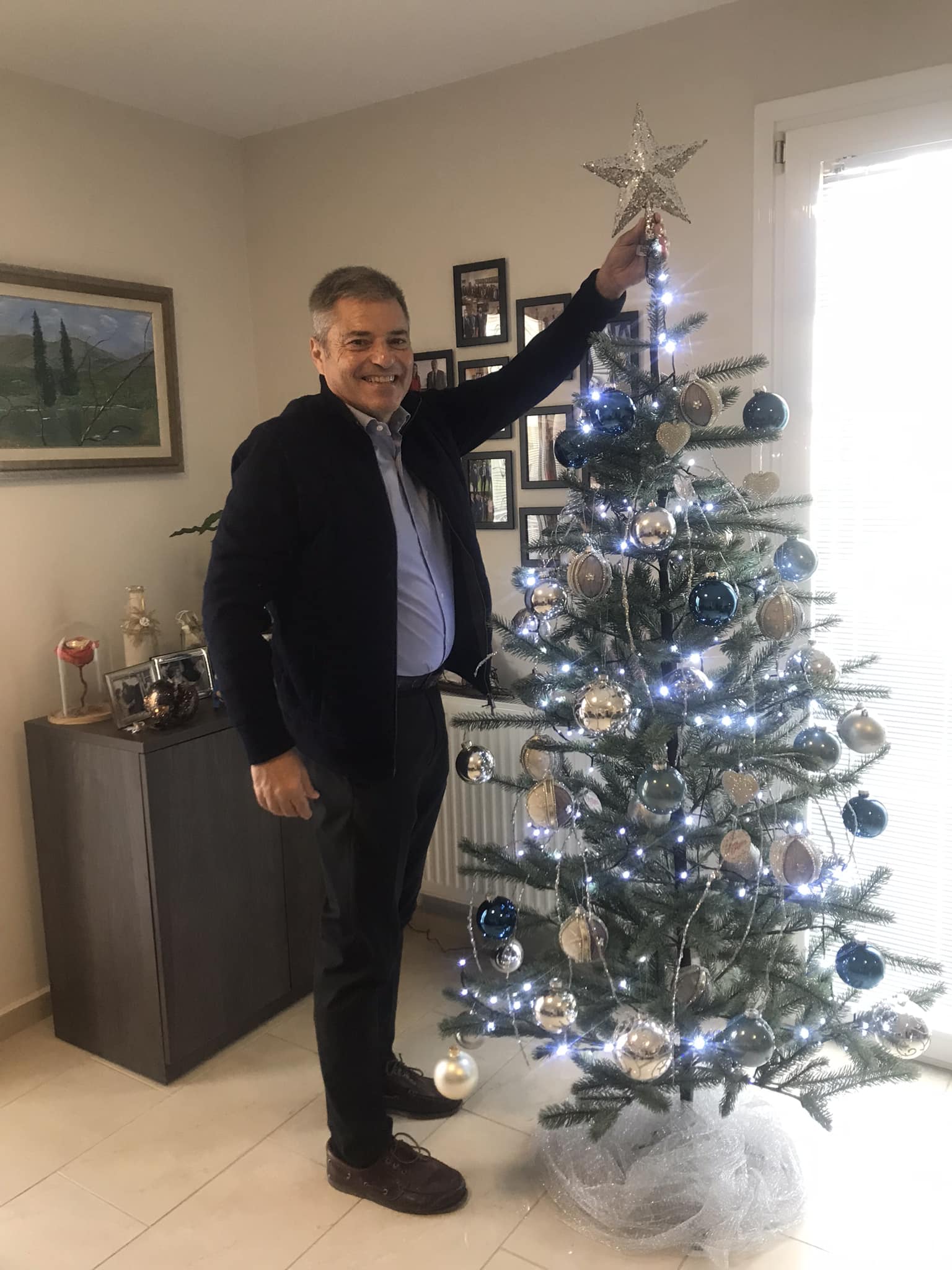 Παναγής Καππάτος: Στόλισε το χριστουγεννιάτικο δένδρο με τους συνεργάτες του -Οι ευχές του για τις γιορτές [εικόνες]