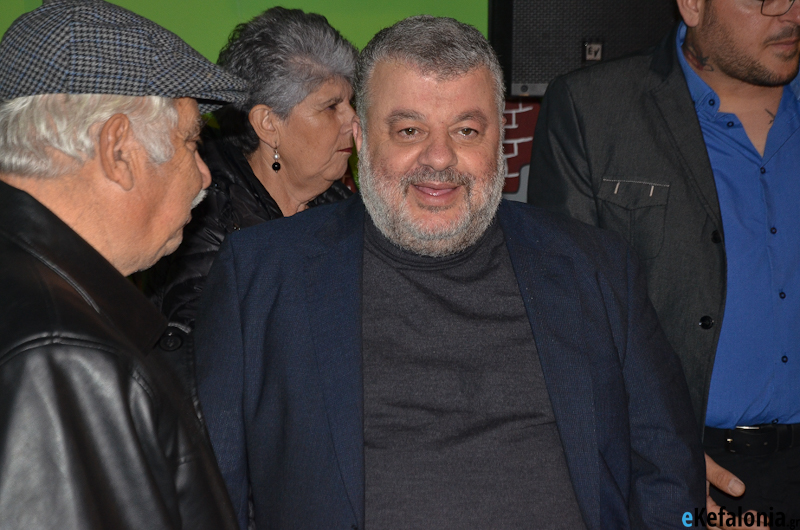 “Βραζουν” τα Βλαχάτα με τον ολιγαρχη Δήμαρχο που δεν πήγε στο άναμμα του του δένδρου των Χριστουγέννων -Τους έχει σίγουρους !!!