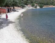 Η αναστολή στις κατεδαφίσεις αυθαιρέτων σε παραλίες έως τις 31 Μαρτίου 2023 αποτελεί… όνειδος!