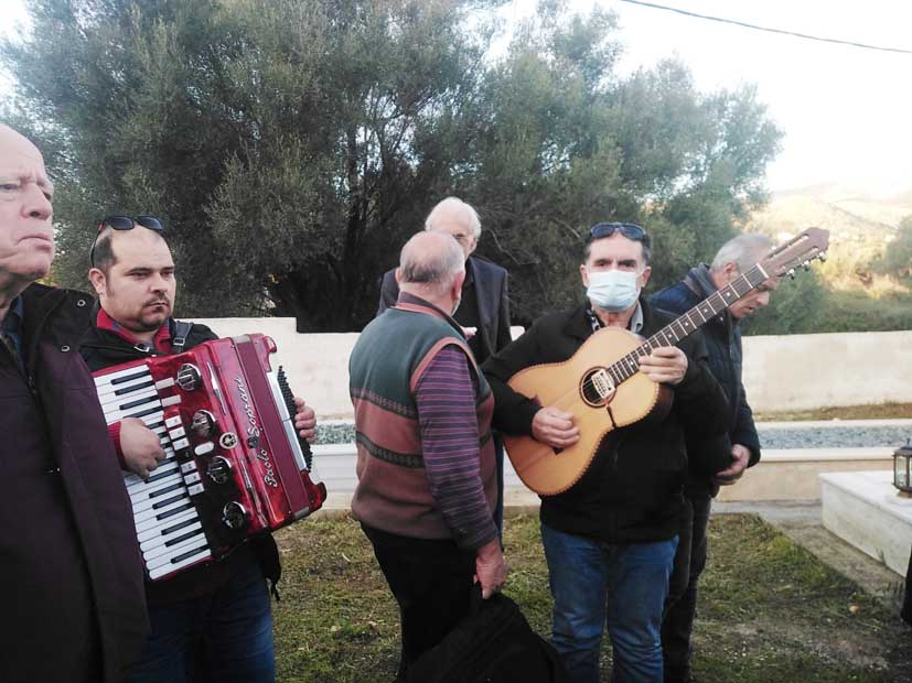Η παρέα των κανταδόρων τίμησε τον Νίκο Δόριζα στην κηδεία του [εικόνες]