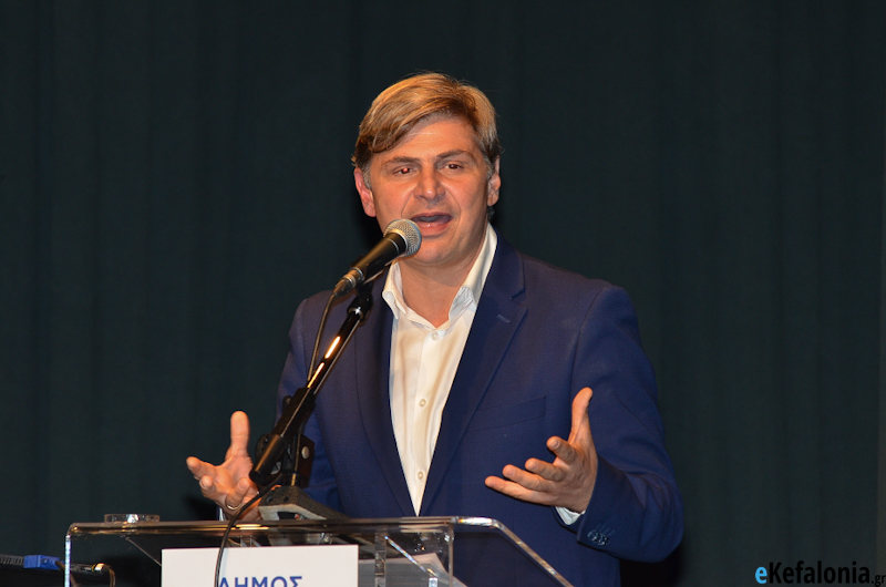 Νικόλας Φαραντούρης: Πρόσκληση στη σκηνή με μοναδική ορχήστρα στην Ιθάκη [βίντεο]