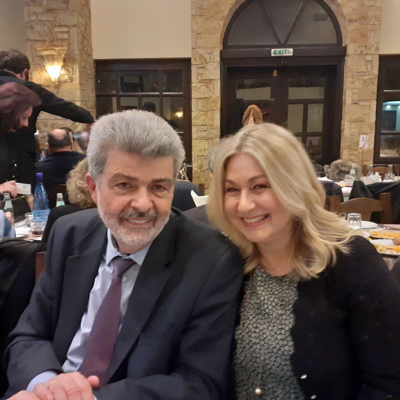Ο καθηγητής Ναπολέων Μαραβέγιας στην κοπή της πίτας των αδελφών Καραβιώτη [εικόνες]