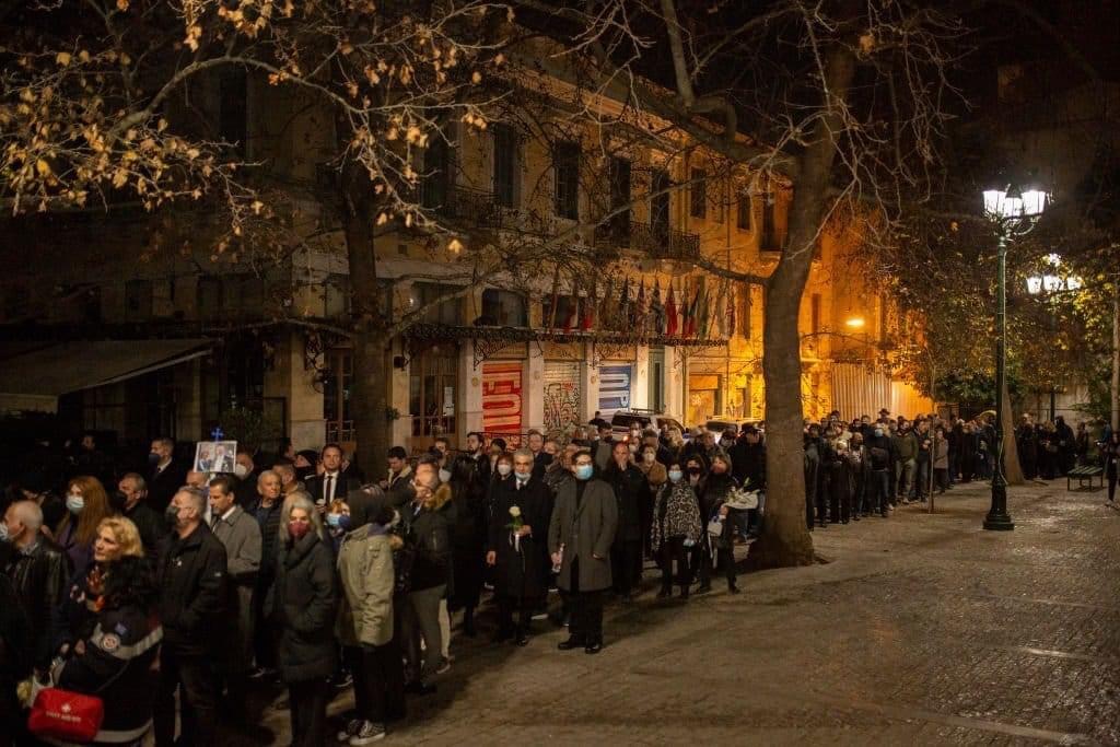 Στο παρεκκλήσι της Μητρόπολης η σορός του τέως βασιλιά Κωνσταντίνου. Ουρές στο Λαϊκό προσκύνημα [εικόνες]