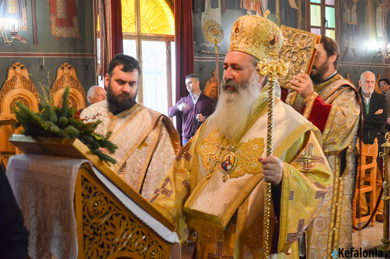 Θεία λειτουργία χοροστατούντος του Μητροπολίτη Δημητρίου στα Καλλιγάτα