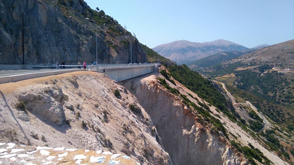 Χάρακας: Ένα μικρό θαύμα της μηχανικής  Πάνω στο ενεργό σεισμικό ρήγμα με θέα το Μαγευτικό Μύρτο [βίντεο]