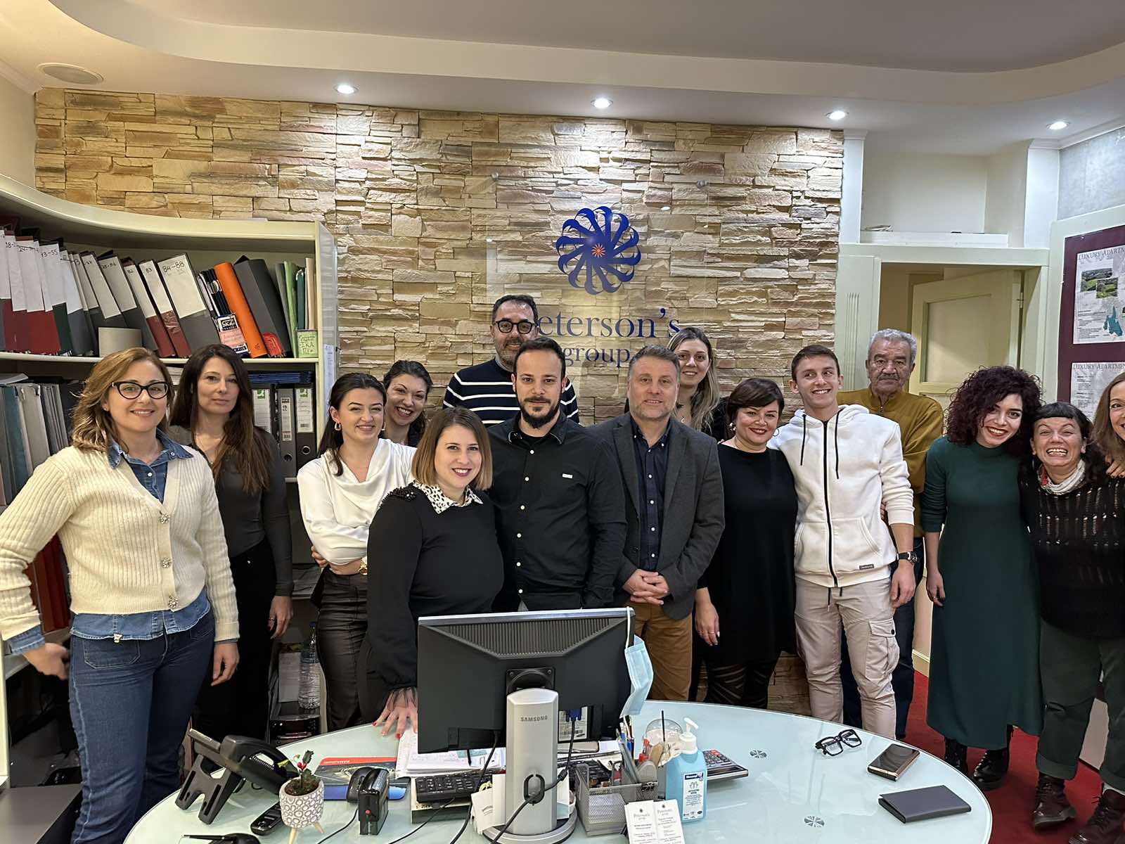 Εκοψε πίτα το Peterson’s Group