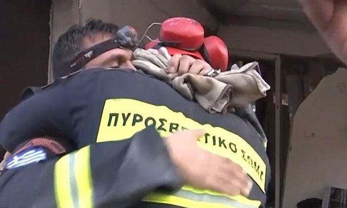 Επέστρεψαν οι ήρωες της ελληνικής ΕΜΑΚ – Συγκλόνισαν τον κόσμο με τις διασώσεις τους