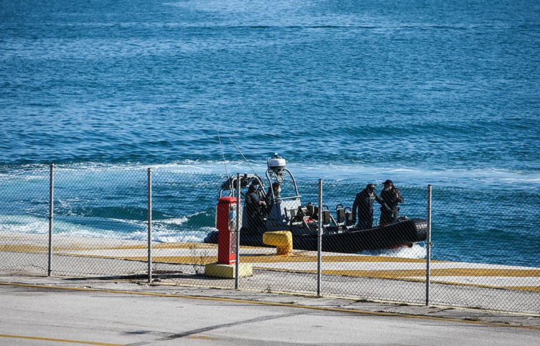 Κέρκυρα: Ανέσυραν βυθισμένο αυτοκίνητο από το λιμάνι και βρήκαν μέσα ανθρώπινα οστά