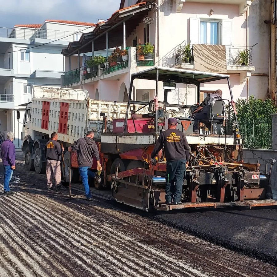 Ληξούρι: Ολοκληρώθηκε η πρώτη ασφαλτόστρωση στην οδό Μαραθώνος και συνεχίζουμε… (εικόνες)