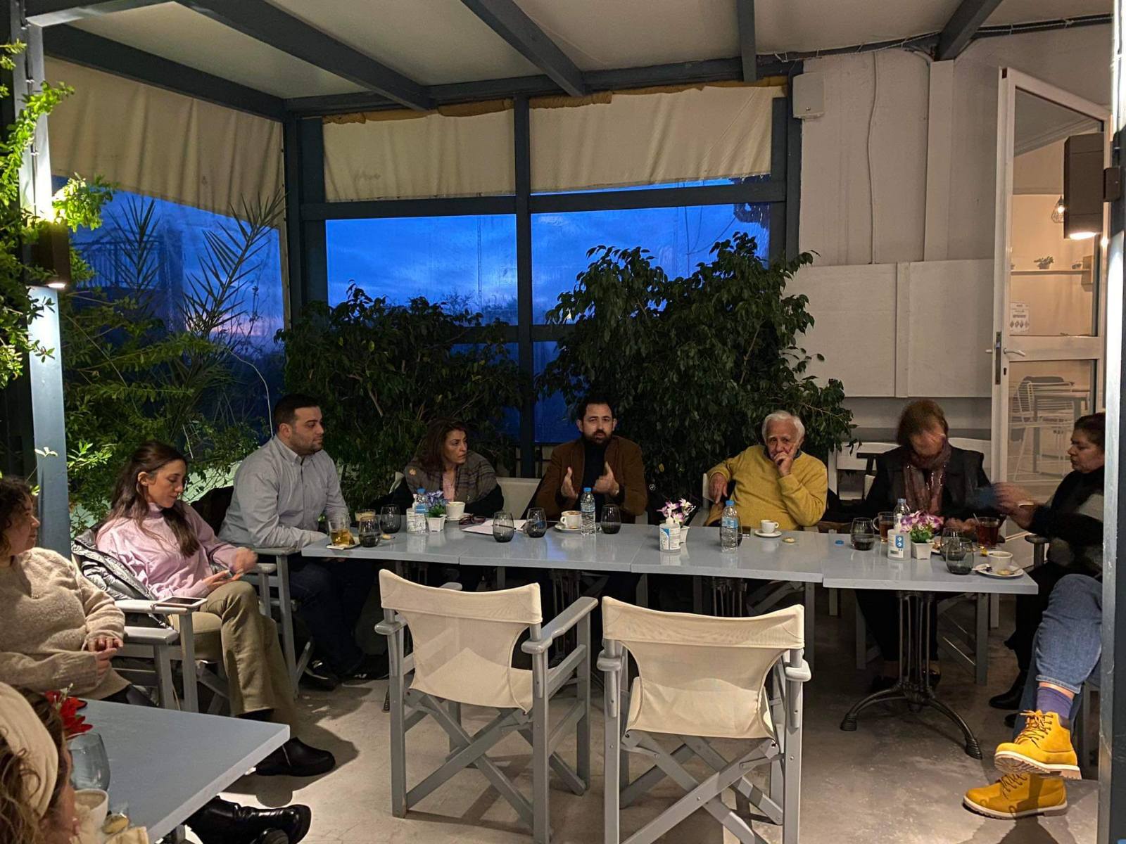 Πολιτική είναι πρωτίστως η ανθρώπινη επαφή.