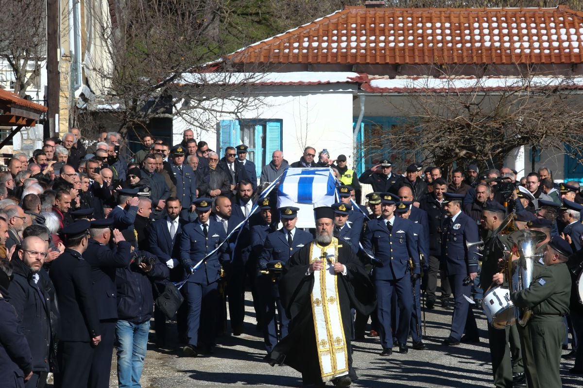 Θρήνος στην κηδεία του Σμηναγού Τσιτλακίδη: Στάθη μου, η κραυγή της μητέρας του
