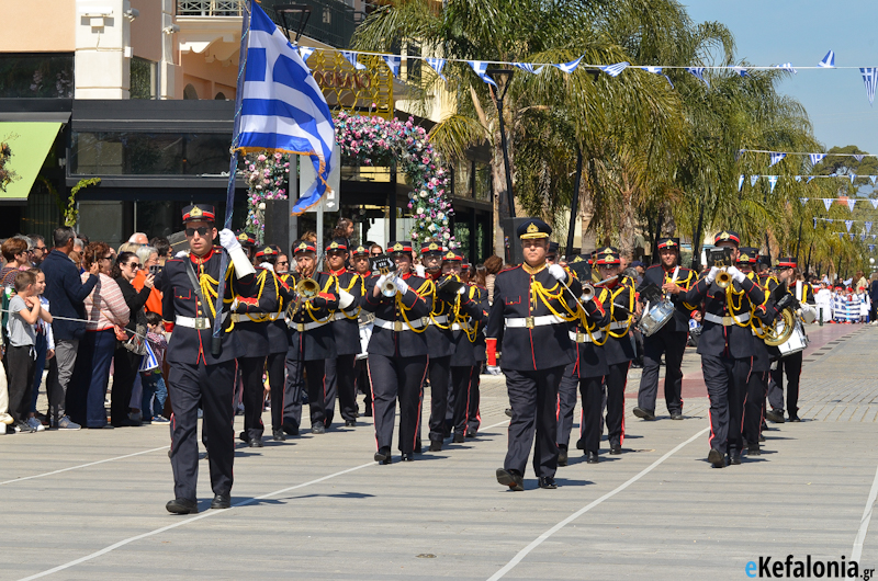 Η μαθητική παρέλαση της 25ης Μαρτίου στο Αργοστόλι σε 100 φωτογραφίες  Νιάτα και χαμόγελα [εικόνες +βίντεο]