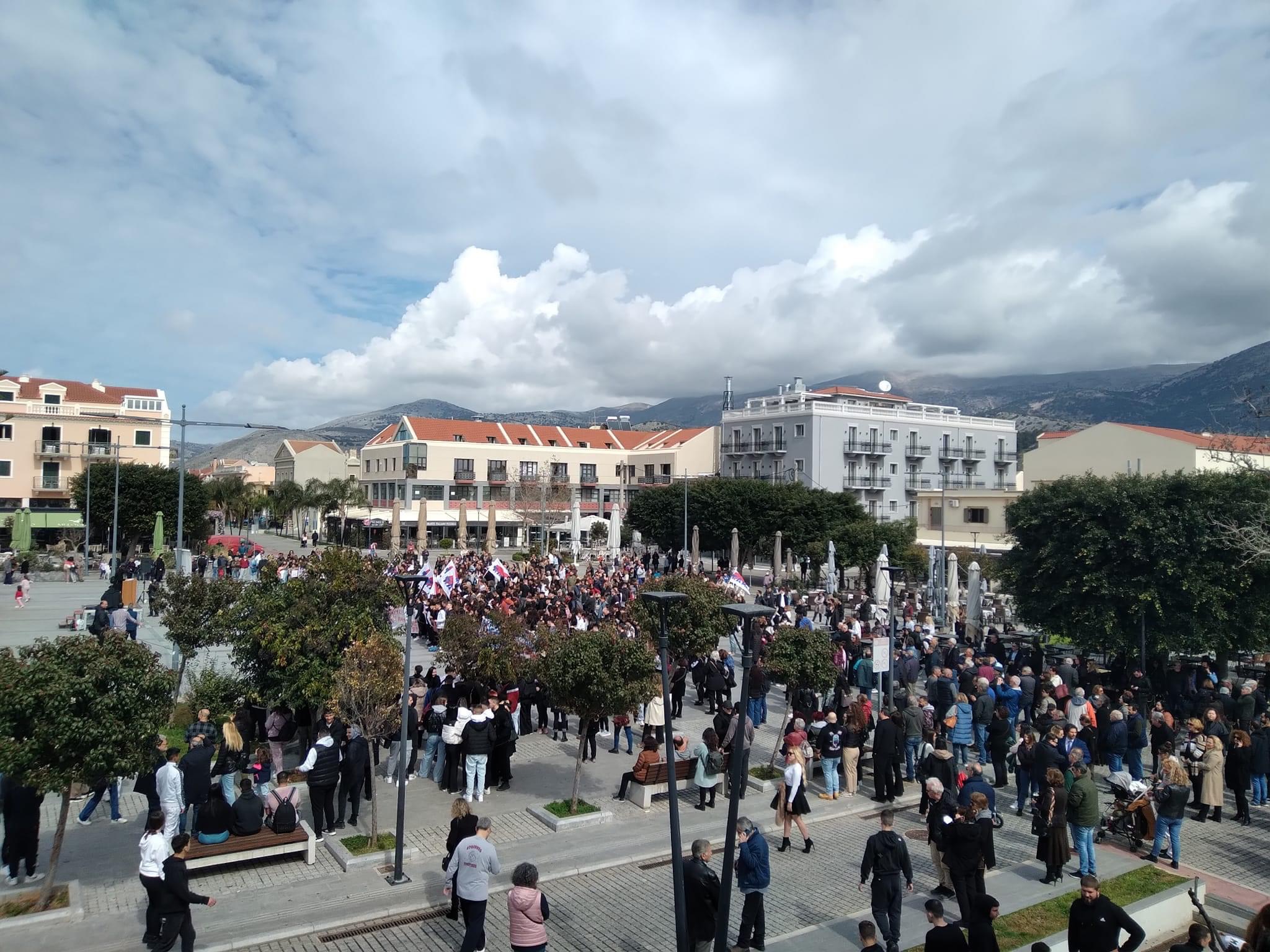 Μεγάλη συγκέντρωση στην πλατεία Αργοστολίου για την τραγωδία στα Τέμπη [εικόνες]