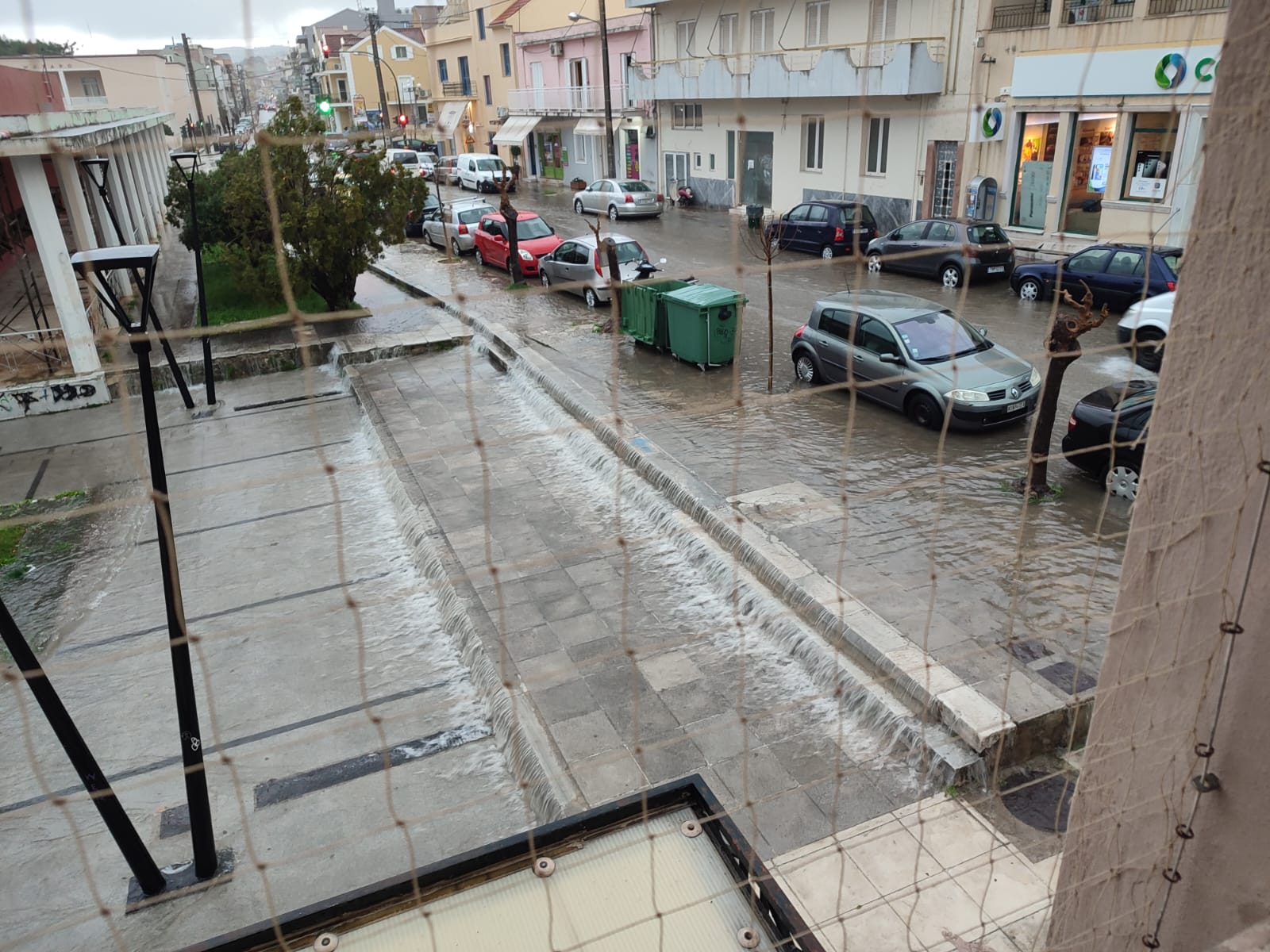 Στο ίδιο έργο θεατές  Μία μεγάλη λίμνη το Αργοστόλι με την πρώτη νεροποντή [εικόνες +βίντεο]